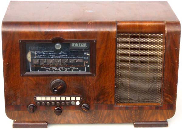 Klassisk radiomottagare i ett mörkt rum för DXing